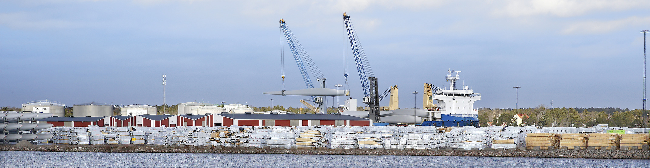 Avlastning av vindkraftverk i Oskarshamns hamn