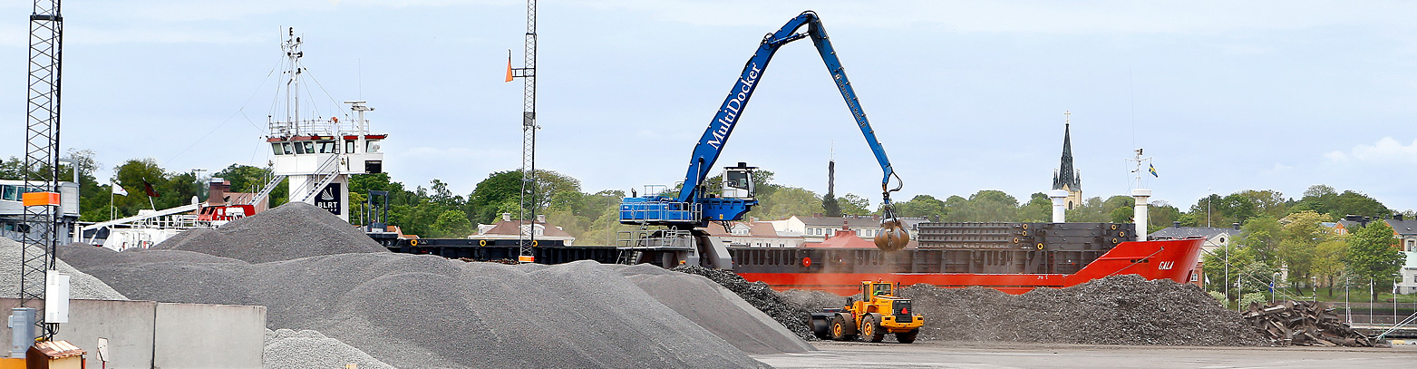 Lastar grus och återvunnet skrot på fartyg